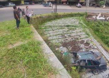 Mobil masuk jurang di Pujon.