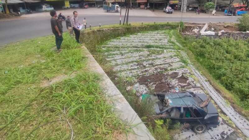 Kronologi Mobil Masuk Jurang di Pujon Malang: 3 Warga Jombang Luka-Luka 1 Mobil masuk jurang di Pujon.