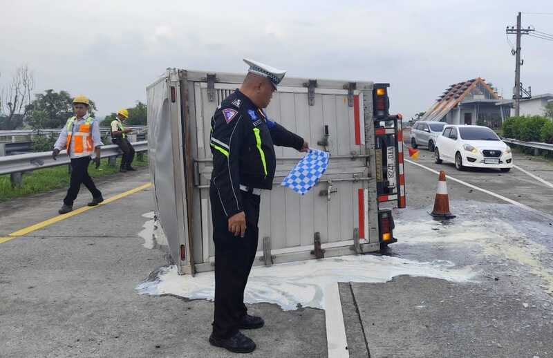 Pecah Ban, Truk Box Terguling di Tol Jombang-Mojokerto 1 Tol Jombang-Mojokerto.