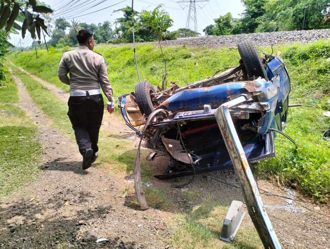 Honda Accord Tertabrak Kereta Api