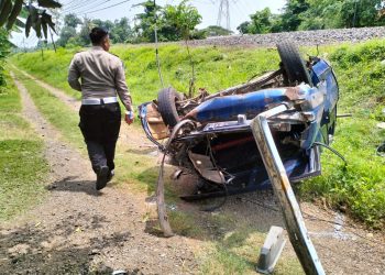 Honda Accord Tertabrak Kereta Api