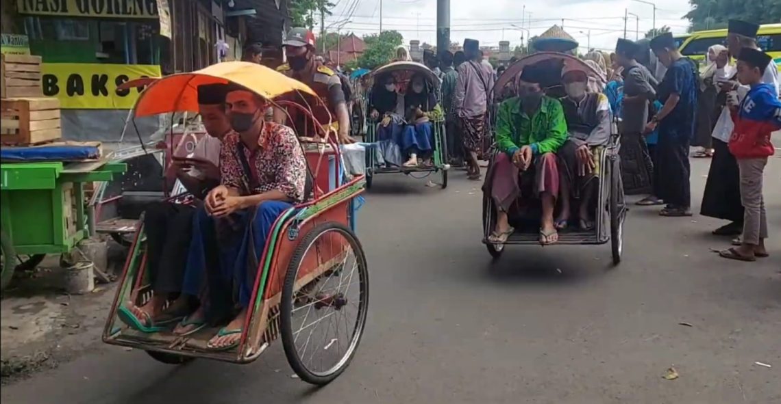 Tampak Peziarah yang memanfaatkan transportasi becak di Terminal Wisata Kebonsari ke Makam Sunan Bonang. Foto dok. istimewa