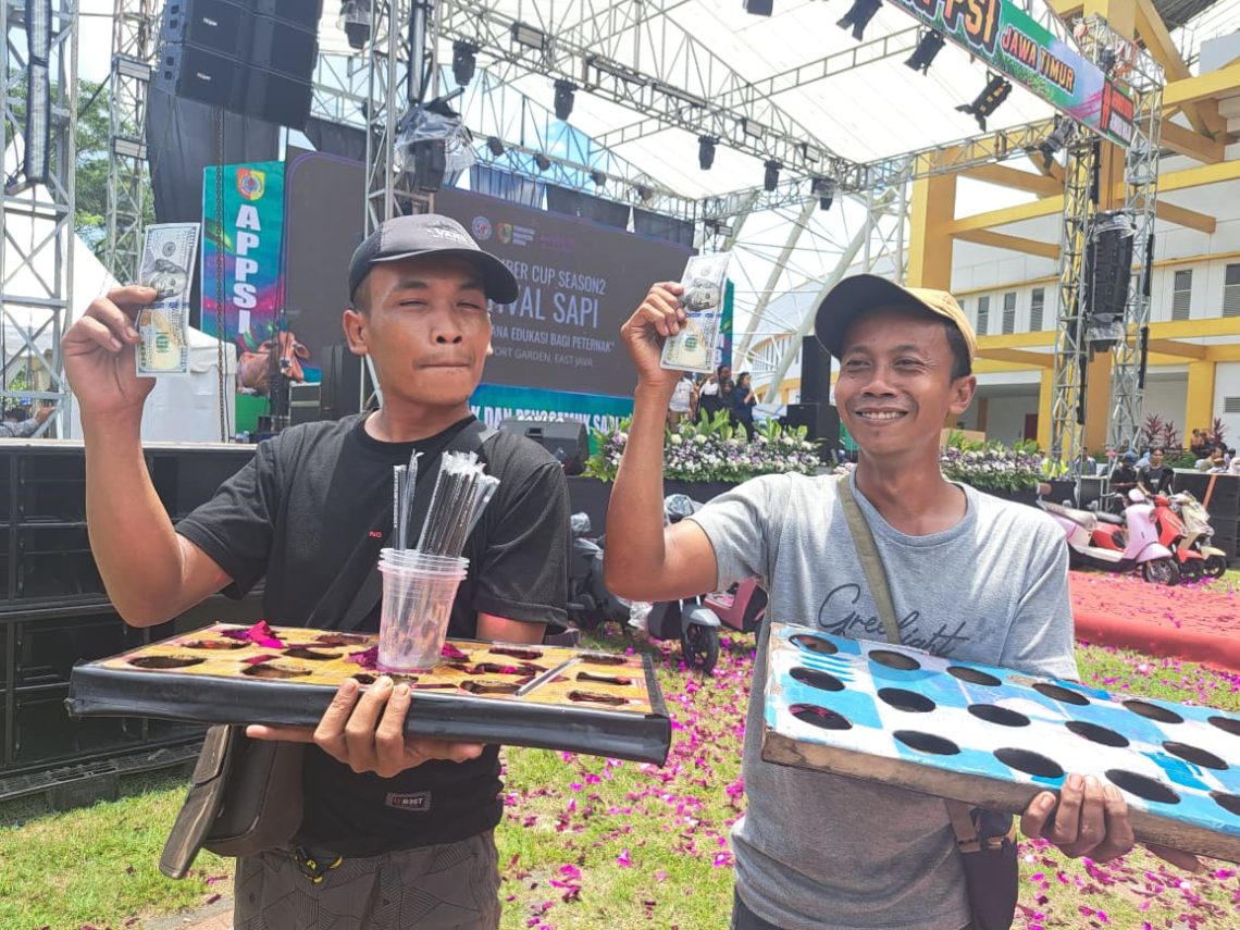 Mentan Amran Borong Jualan PKL Pakai Dolar