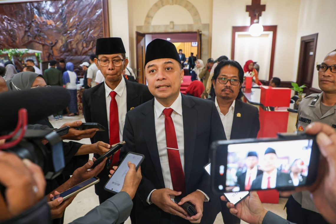 Wali Kota Surabaya, Eri Cahyadi saat ditemui awak media di Gedung DPRD Surabaya. (Humas Pemkot Surabaya)