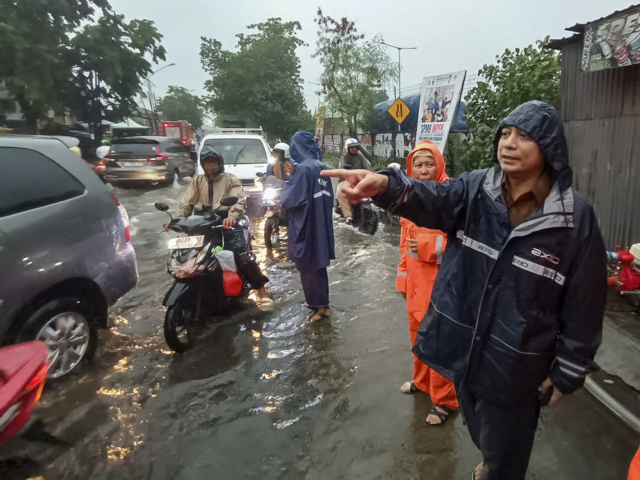 Sidak! Eri Cahyadi Minta Bongkar Rumah dan Jembatan Penghambat Aliran Air di Surabaya 2 Eri Cahyadi