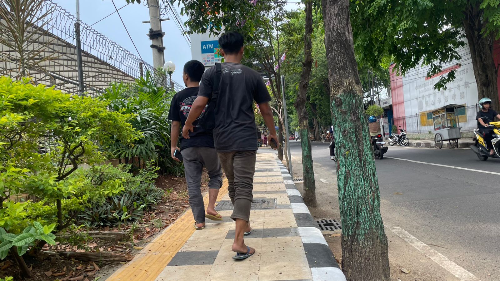 Guiding Block di Tuban Dinilai Asal Pasang, Pertuni: Kami Tak Pernah Dilibatkan! 2 Guiding Block