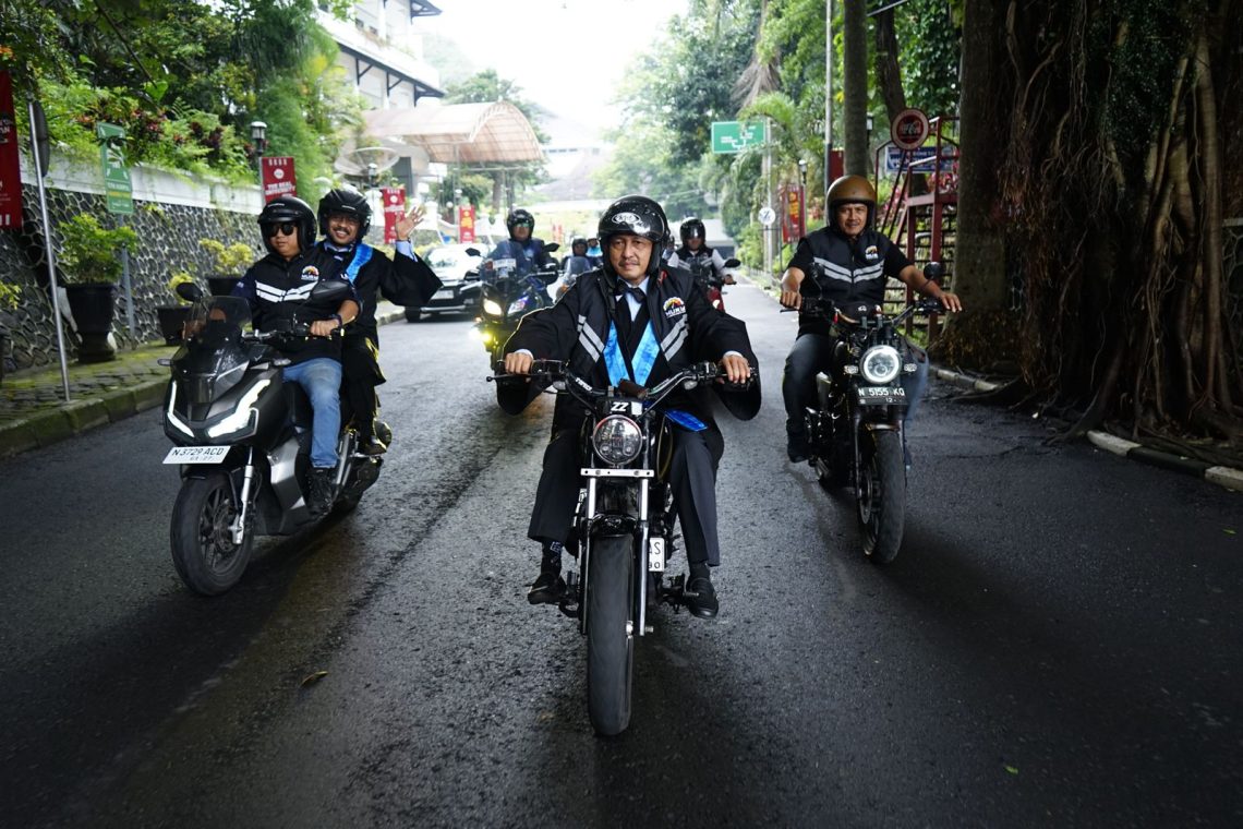 Nyentrik! Prosesi Pengukuhan Guru Besar di Malang Diarak Klub Motor 1 Pengukuhan Guru Besar di Malang Diarak Klub Motor