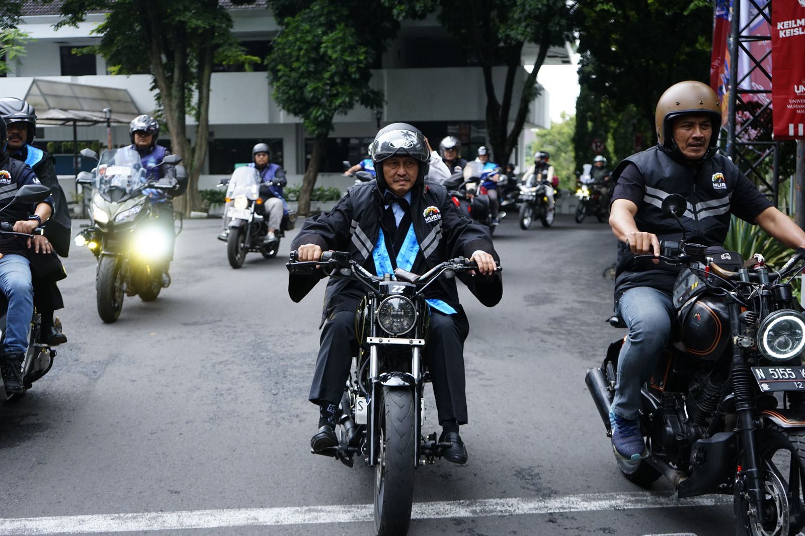 Nyentrik! Prosesi Pengukuhan Guru Besar di Malang Diarak Klub Motor 3 Pengukuhan Guru Besar di Malang Diarak Klub Motor