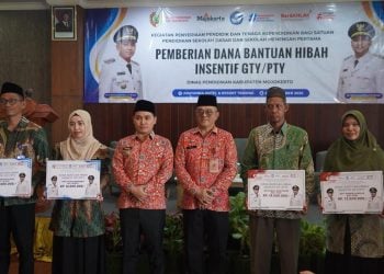 Guru SD-SMP Swasta di Mojokerto Diguyur Insentif Rp1,3 Miliar 6 Guru SD-SMP Swasta di Mojokerto Diguyur Insentif