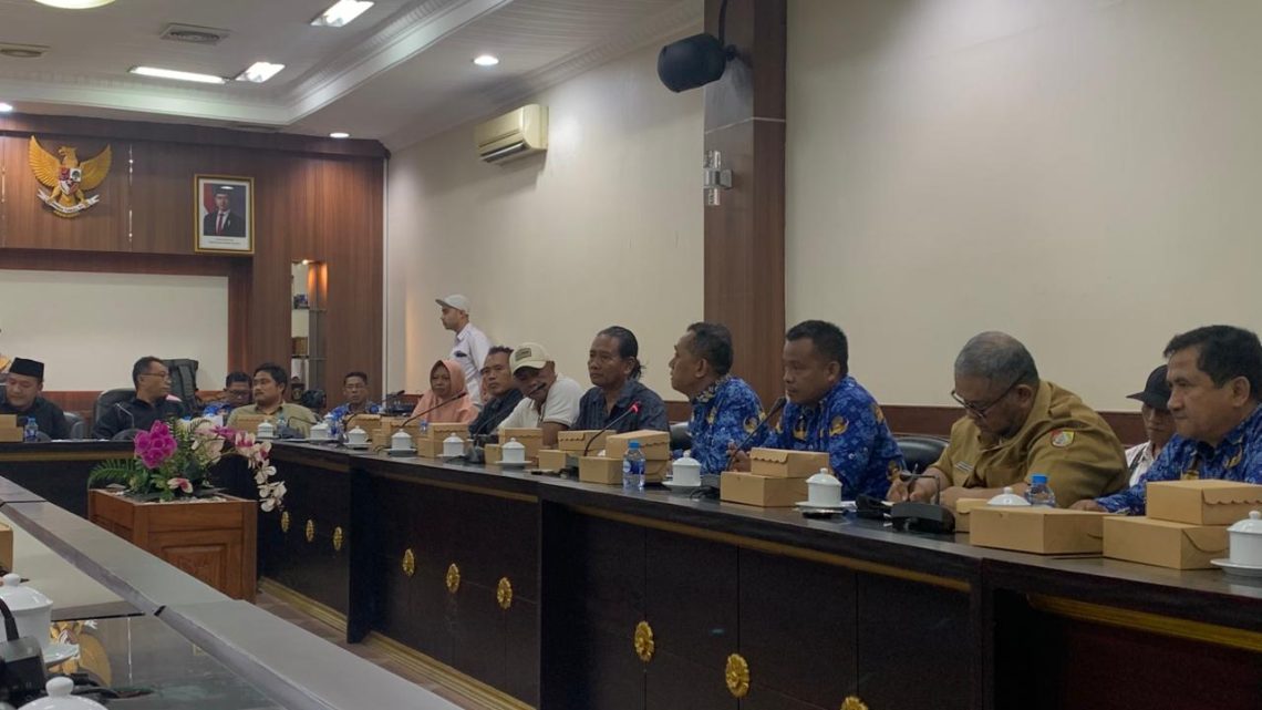Pemkab Jember Bakal Laporkan Temuan Terkait Dugaan Irigasi Pertanian Tersumbat Proyek Perumahan 1 RDP Gabungan Komisi B dan C DPRD Jember: Kepala Bidang SDA bakal laporkan temuan ke Pemprov Jatim. (Foto: Diki Febrianto)