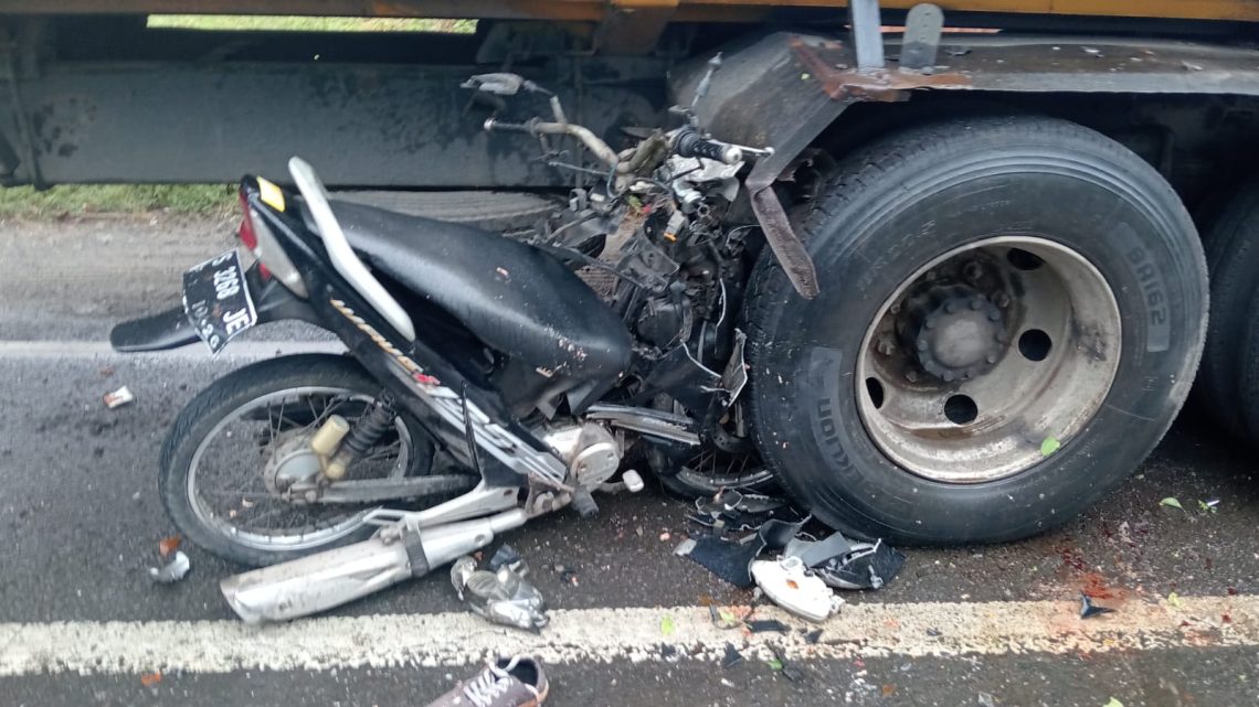 Pemotor Asal Malang Tewas Tabrak Truk Parkir