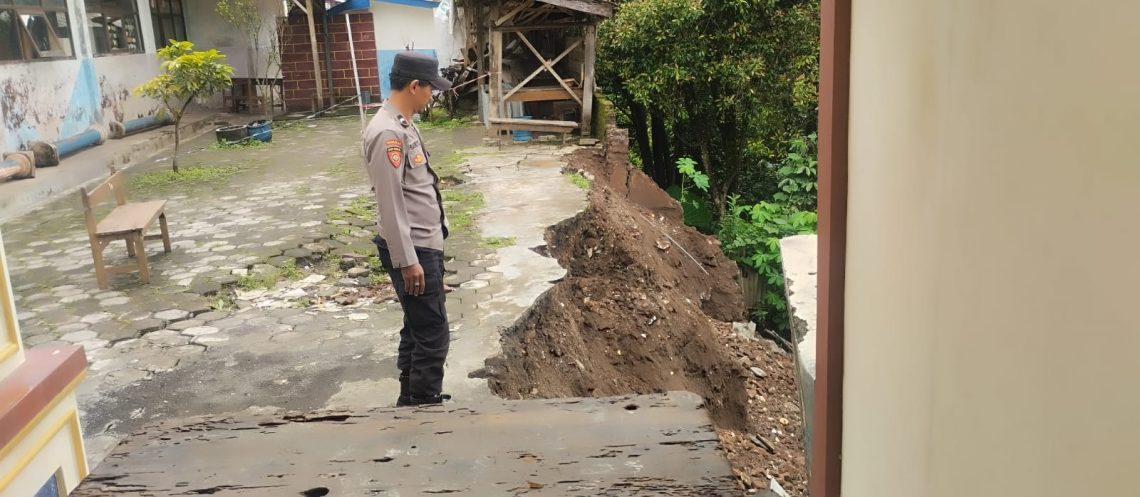 Tanah Longsor Timpa Rumah dan Tiga Sepeda Motor Warga Malang 1 Tanah Longsor Timpa Rumah