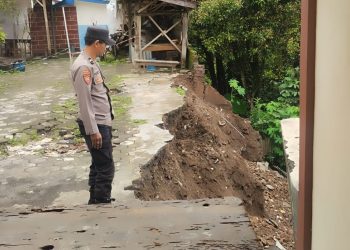 Tanah Longsor Timpa Rumah