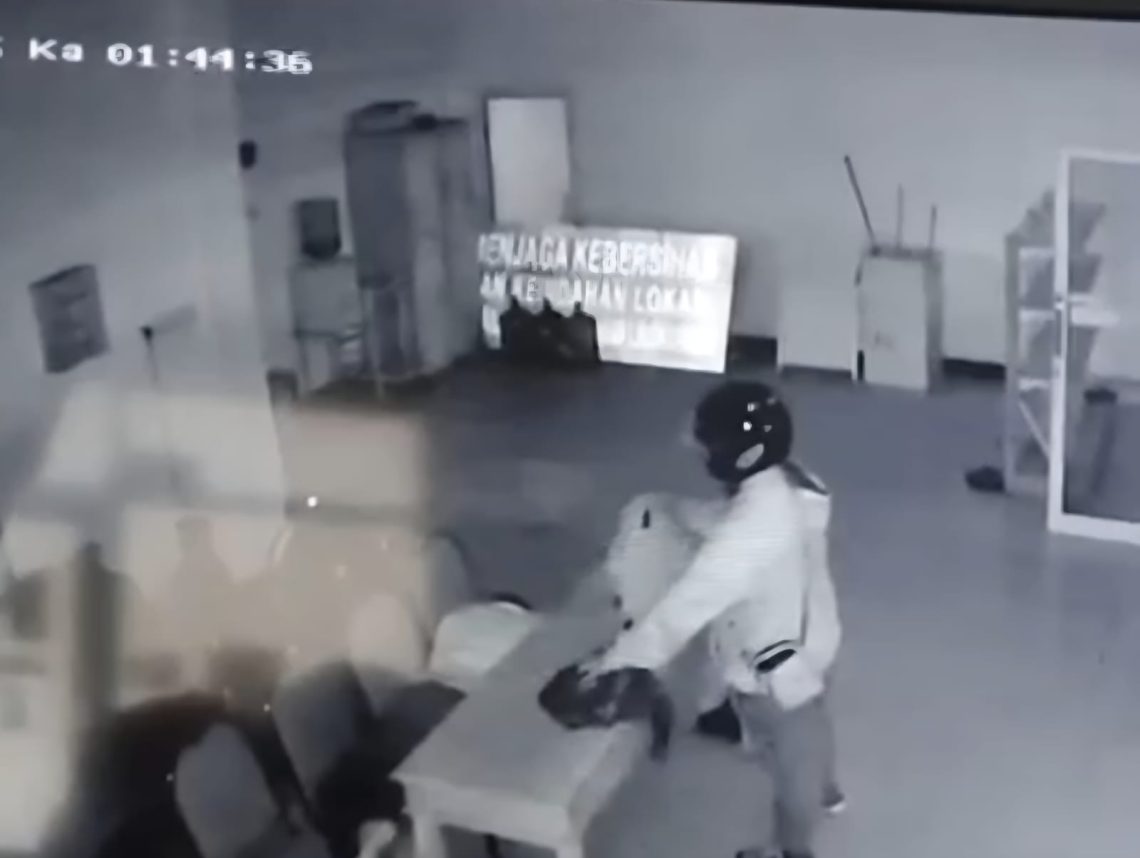 Viral! Aksi Pencurian Ponsel dan Uang Milik Karyawan SPBU Patung Terekam CCTV 1 Tangkapan layar rekaman kamera CCTV Pencurian Ponsel dan Uang di SPBU Patung, Kelurahan Latsati, Kecamatan Tuban, Kabupaten Tuban. foto dok. istimewa