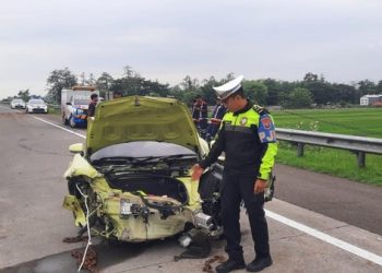 Mobil Mewah Porsche pecah ban