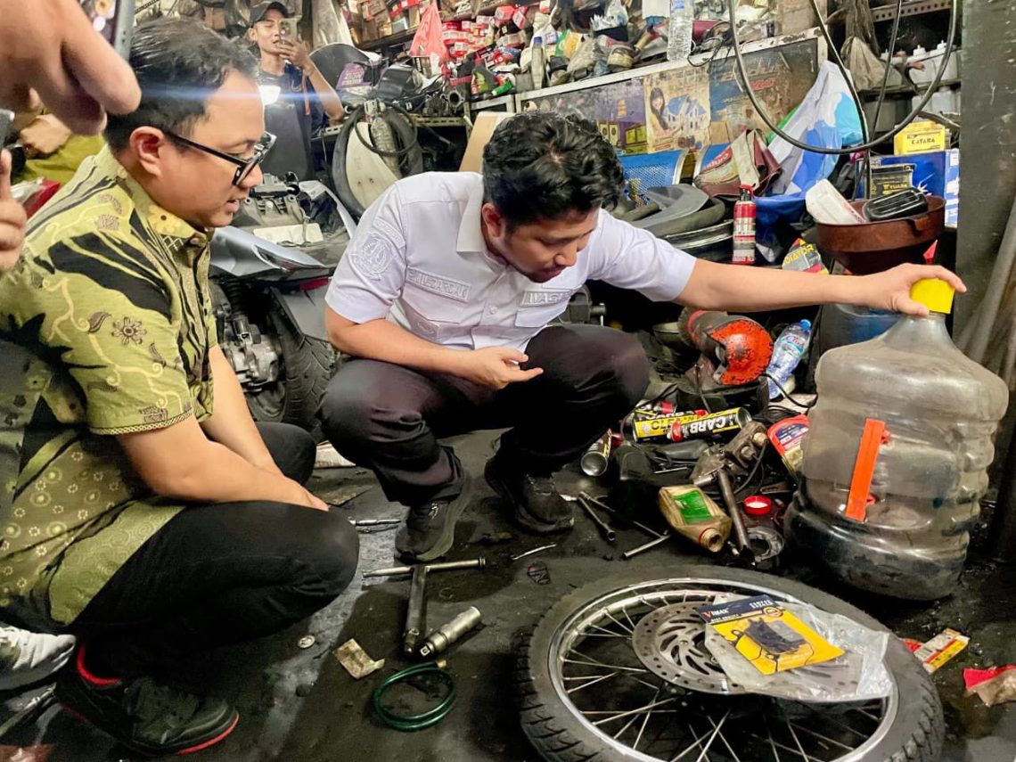 Pertamina Tangani 782 Laporan Pelanggan Gangguan Mesin Sepeda Motor 1 Perwakilan Pertamina Patra Niaga bersama Wakil Gubernur Jatim, Emil Elistianto Dardak meninjau salah satu bengkel resmi di Surabaya. (Pertamina Patra Niaga)