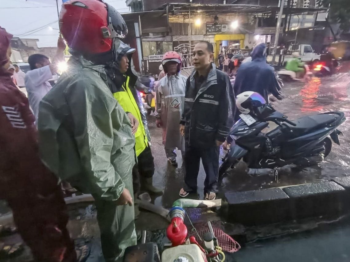 Sidak! Eri Cahyadi Minta Bongkar Rumah dan Jembatan Penghambat Aliran Air di Surabaya 1 Eri Cahyadi