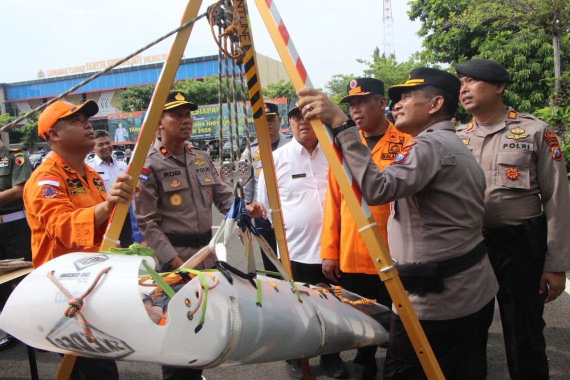 Apel Tanggap Bencana, Polres Tuban: Pastikan Kesiapan Seluruh Personel dan Peralatan 1 Wakapolres Tuban Kompol Achmad Robial didampingi Kalaksa BPBD Tuban, Sudarmaji melihat kesiapan alat siaga bencana (Foto dok. istimewa)