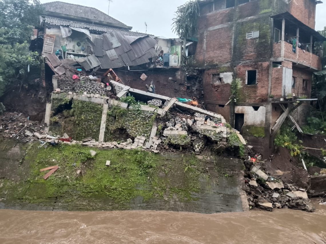 Rumah Warga Malang Ambrol Saat Tukang Ngecor dalam Suasana Hujan 1 Kondisi rumah warga di tepi Sungai Brantas yang ambrol saat hujan lembat melanda Kota Malang (M Sholeh)