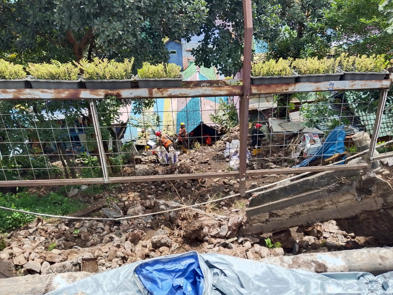 Trotoar Ambrol di Jembatan Embong Brantas