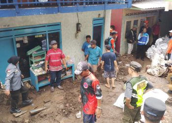 Trotoar Ambrol di Jembatan Embong Brantas