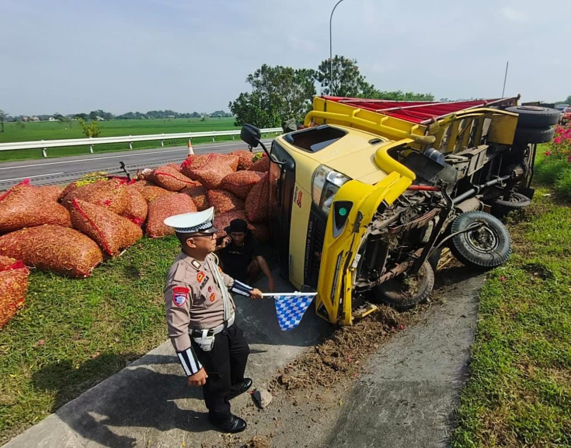 truk muatan cabai terperosok di Tol Jombang-Mojokerto