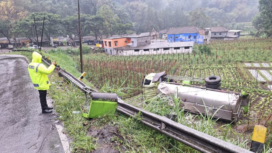 Prosea evakuasi kecelakaan truk susu sapi perah di Pujon, Malang. Foto: Dok.