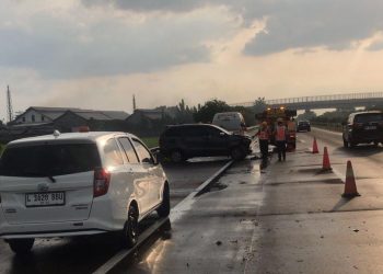 Avanza hitam tergelincir di Tol Jombang