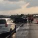 Avanza hitam tergelincir di Tol Jombang