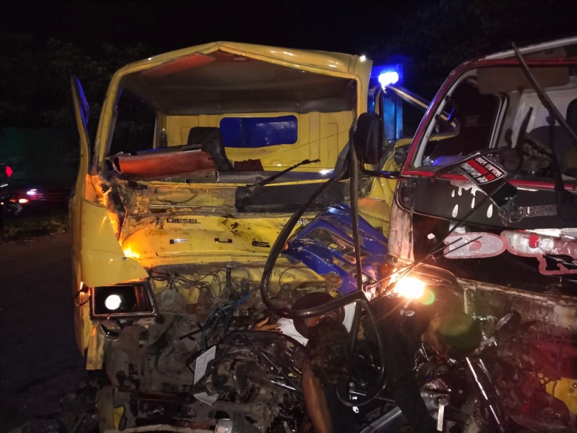 Sepeda Motor Terjepit Truk Adu Banteng di Ring Road Tuban, Dua Orang Meninggal Dunia 1 Sepeda Motor Terjepit Truk Adu Banteng