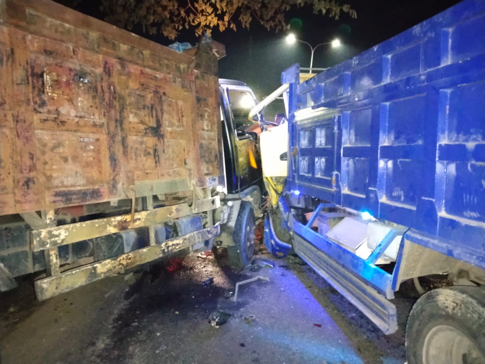 Sepeda Motor Terjepit Truk Adu Banteng di Ring Road Tuban, Dua Orang Meninggal Dunia 2 Sepeda Motor Terjepit Truk Adu Banteng