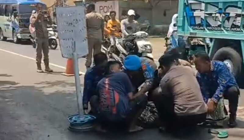 Salip Truk Tangki, Satu Pemotor Tewas Terlindas di Karangsentul Pasuruan 1 Truk tangki.