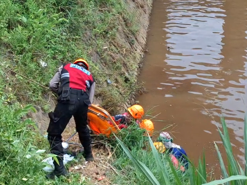 Cari Ikan, Pria asal Probolinggo Tewas Diduga Kesetrum Alat di Sungai Grati Pasuruan 1 Pasuruan.