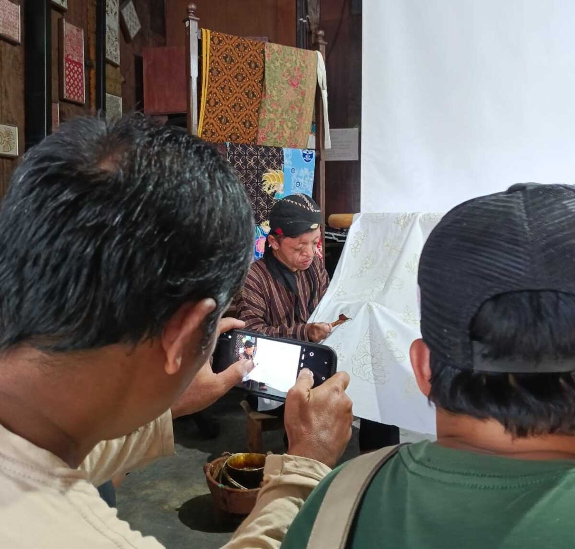 Peserta didampingi anggota Komunitas Syukur Njepret tentang cara pengambilan gambar yang baik dan benar di Soendari Batik and Art Gallery, Minggu (23/11/2025). (Foto: Nur Laila Khoriroh/Tugu Jatim)