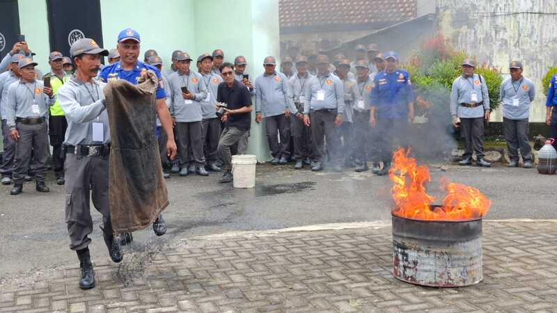 Pelatihan satlinmas di Malang.