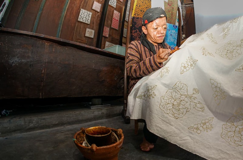 Satrya Paramanandana, Generasi Ke-3 Soendari Batik Malang Bawa Masterpiece Makin Go International Pameran di Filipina 2026 4 Satrya Paramanandana penerus Soendari Batik.