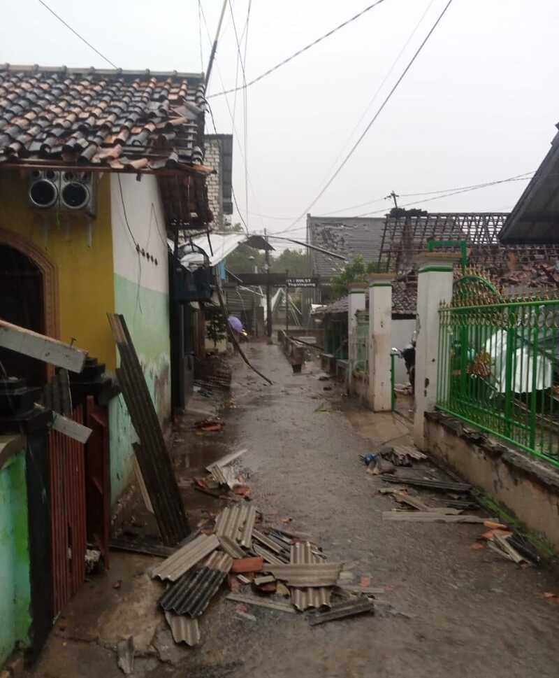 Angin puting beliung di Tuban.