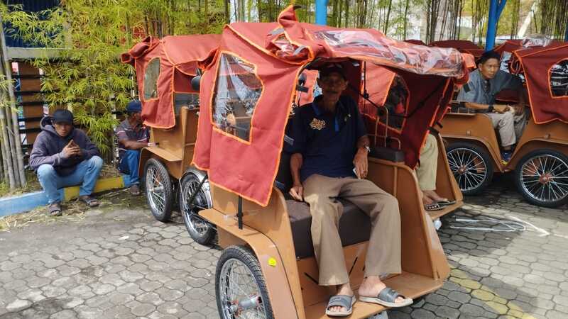 Puluhan Lansia di Jember Antre Jadi Penerima Becak Listrik Bantuan dari Presiden Prabowo 1 Becak listrik.