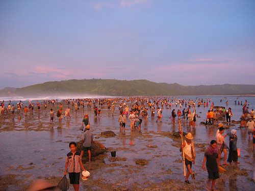 Wisata di Lombok Akhir Tahun, Nikmati Pesona Pantai Tanjung Aan Lengkap dengan Cara Berangkatnya! 5 Wisata di Lombok NTB.