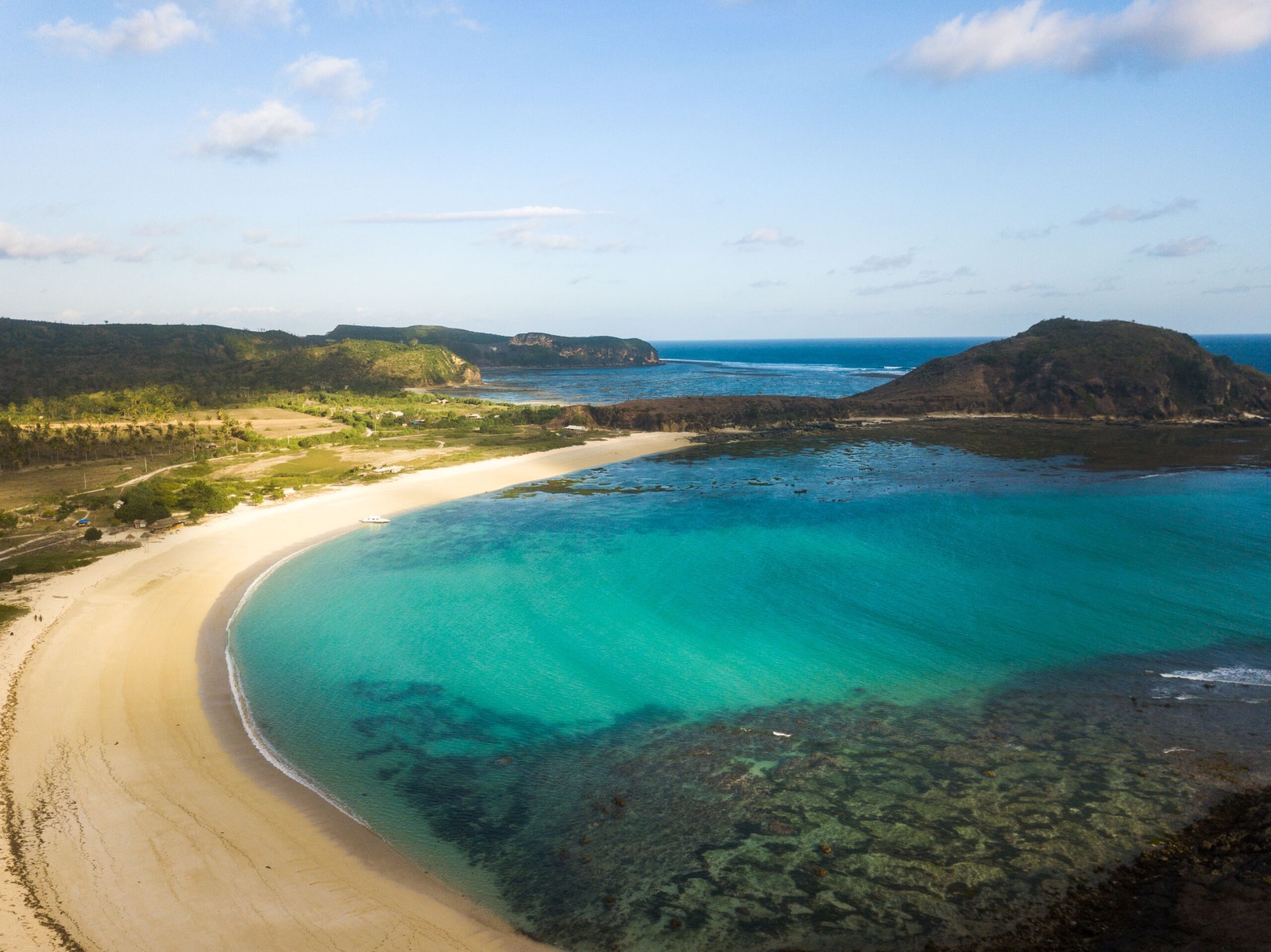 Wisata di Lombok Akhir Tahun, Nikmati Pesona Pantai Tanjung Aan Lengkap dengan Cara Berangkatnya! 3 Wisata Pantai Tanjung Aan di Lombok.