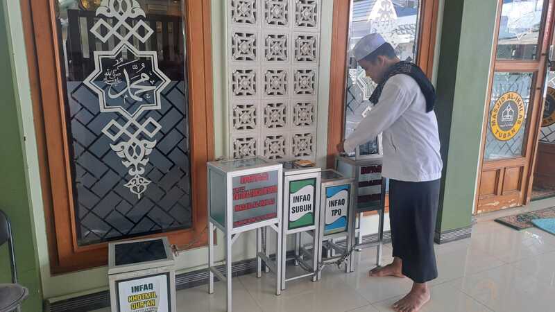 Kuras 5 Kotak Amal, Maling di Tuban Panik Alihkan Kamera CCTV Masjid 2 Maling kotak amal di Tuban.