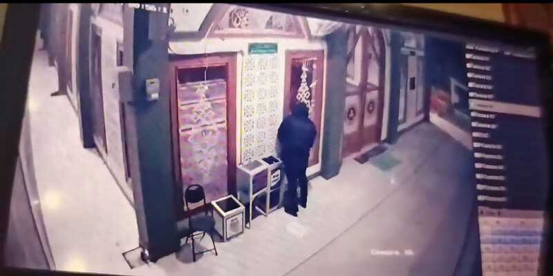 Kuras 5 Kotak Amal, Maling di Tuban Panik Alihkan Kamera CCTV Masjid 1 Maling di Tuban.