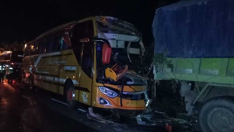Bus Rombongan Ziarah Tabrak Truk Mogok di Soko Tuban, Satu Penumpang MD 1 Bus rombongan ziarah.