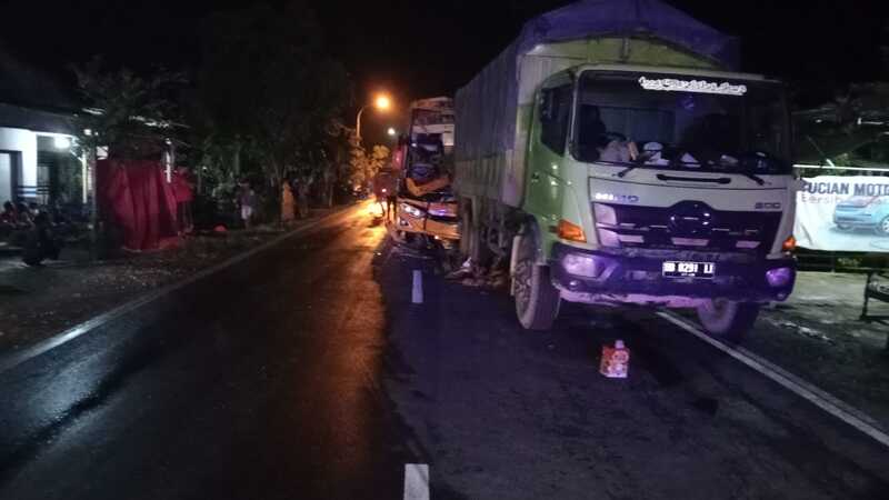 Bus Rombongan Ziarah Tabrak Truk Mogok di Soko Tuban, Satu Penumpang MD 2 Bus rombongan ziarah di Tuban.