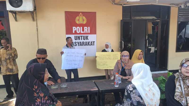 Penyidik Hentikan Perkara Dugaan Pungli Sengketa Tanah, Ahli Waris Geruduk Polres Tuban 1 Pungli sengketa tanah.