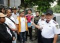 Jukir liar di Surabaya.