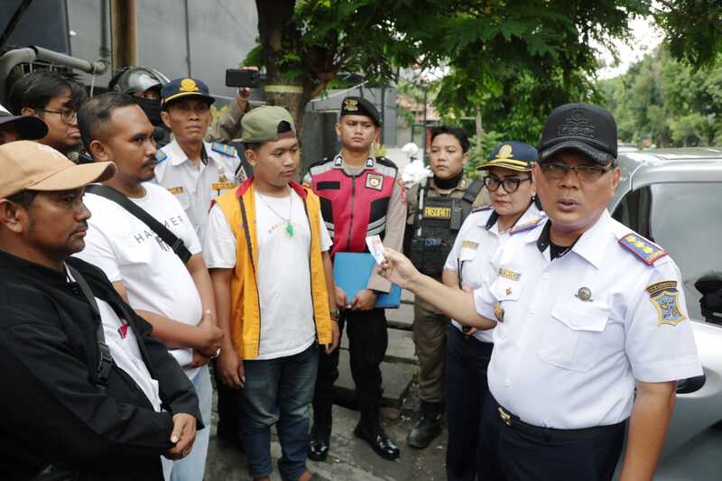 112 Jukir Liar di Surabaya Terjaring Razia, Menuju Sistem Parkir Transparan dan Cashless 2026 1 Jukir liar di Surabaya.