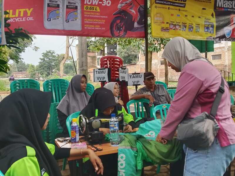 100 Ojol di Malang Dimanjakan Siswa SMK, Wawali Apresiasi Servis Motor hingga Cek Kesehatan Gratis 4 Servis ojol di Malang.