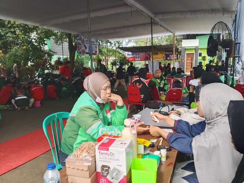 100 Ojol di Malang Dimanjakan Siswa SMK, Wawali Apresiasi Servis Motor hingga Cek Kesehatan Gratis 3 Ojol dan SMK El Hayat Malang.