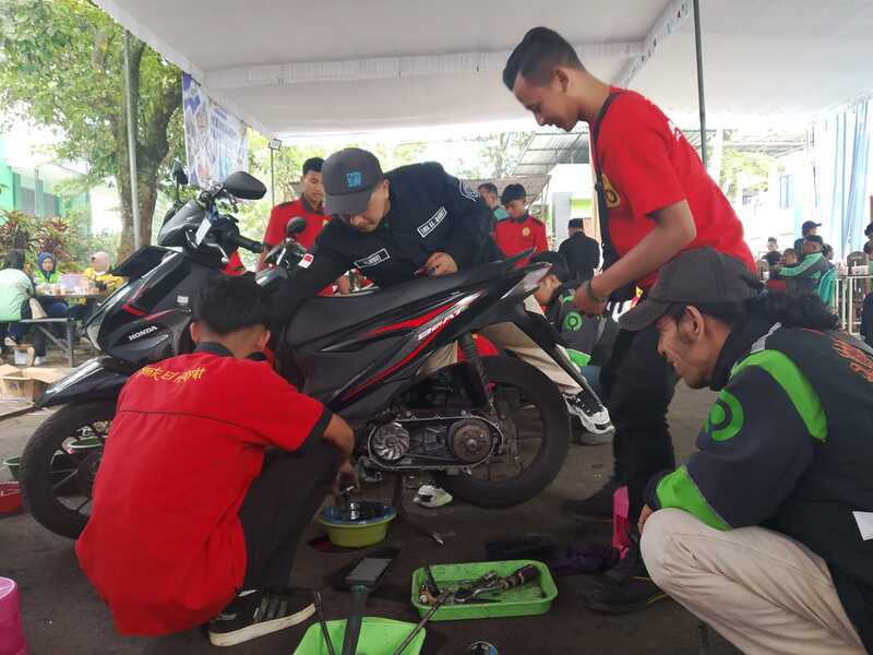 100 Ojol di Malang Dimanjakan Siswa SMK, Wawali Apresiasi Servis Motor hingga Cek Kesehatan Gratis 2 Ojol dan SMK El Hayat.